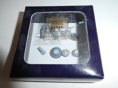 Queen mary dolls house 12 - queen,