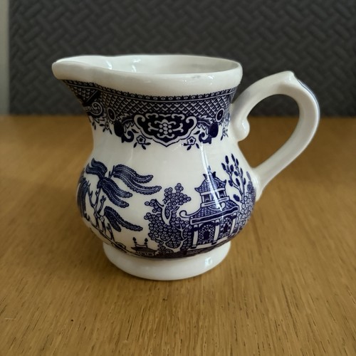 Vintage churchill england milk - england,