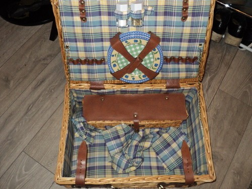Vintage large wicker picnic - large,