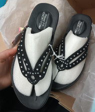 Womens Skechers Size 4 new