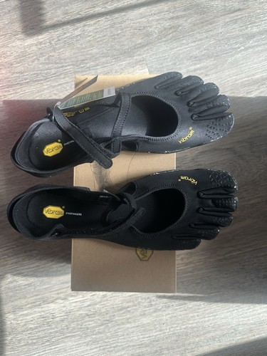 Black vibram five fingers - five,