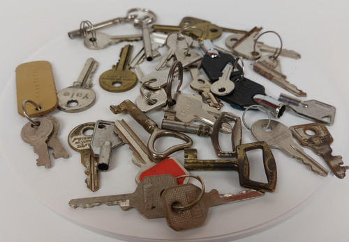 Job lot vintage old keys - old,