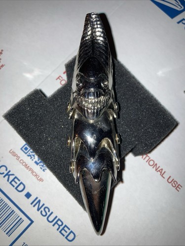 Evil clown metal finger armor - clown,