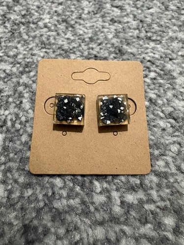 Black square resin stud - black,