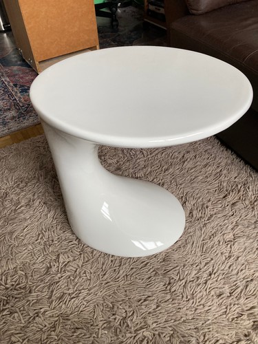 Unusual gloss white plastic
