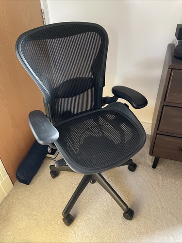 Herman miller aeron chair - miller, size