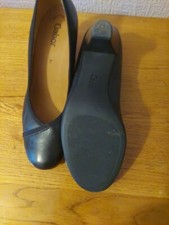 size 7  leather black court