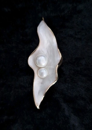 Faux pearl shell brooch - in,