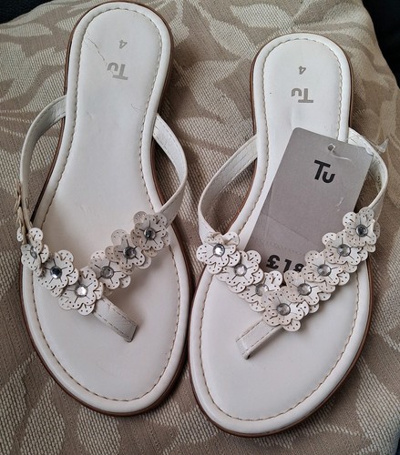 Bnwt size white flip - 4, flop