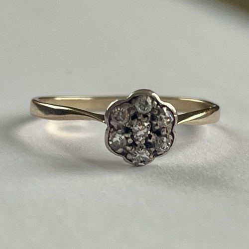 18ct gold diamond daisy ring - 18ct,
