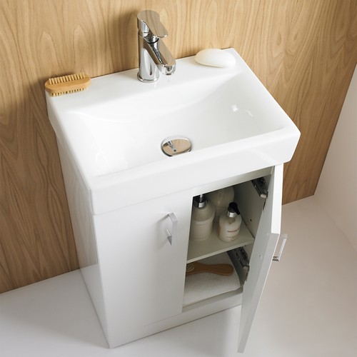 Nuie checkers white floor - checkers,