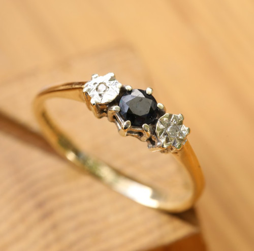 9ct yellow gold three stone - yellow, three-stone