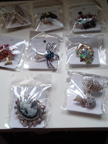 Joblot new brooches - x7,