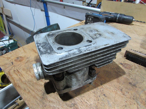 Suzuki gt550 cylinder - cylinder, barrel