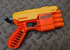 Nerf Alpha Strike Fang QS-4 Hand Gun Blaster WITH 4 Bullets Orange Black Yellow