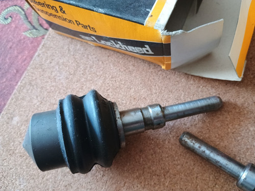 Front suspension knuckle - front,