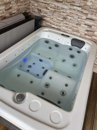 Person hot tub - 2-3,