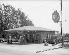 Photograph of a Gulf Oil Auto