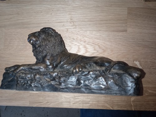 Recumbent lion rock - lion,