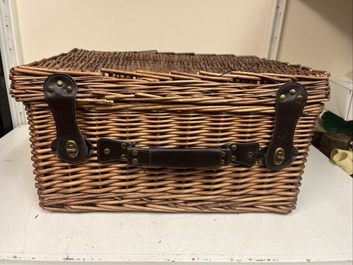 Style large wicker hamper - f&m,