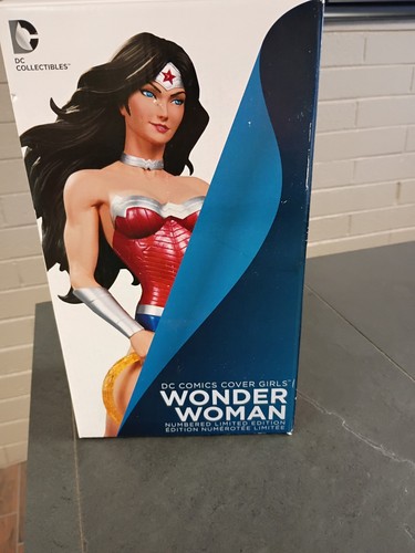 Comics cover girls statue - girls,