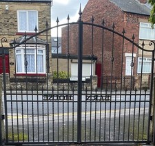 Metal gates, driveway/entrance, dual swing, very robust, in very good condition.