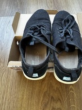 2 Pairs of Men’s Toms Size 9