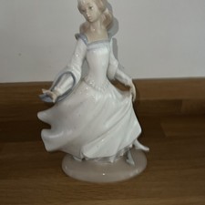 Lladro CINDERELLA Losing Slipper Figurine Ornament - slight damage 