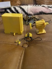 MECCANO YELLOW CASED ELECTRIC POWER DRIVE  MOTOR AND BATTERY BOX