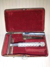 Vintage Gillette Safety Razor in Metal Travel Case + refill – Made in England