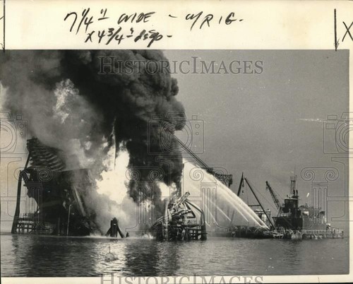 1970 press photo - photo, spray