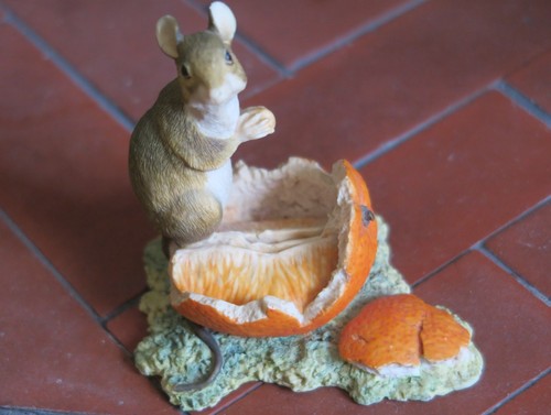 Border fine arts - mouse, eating