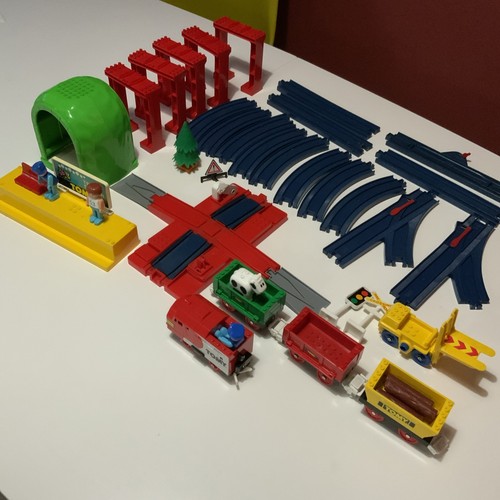 Tomy train figures station - tomy,
