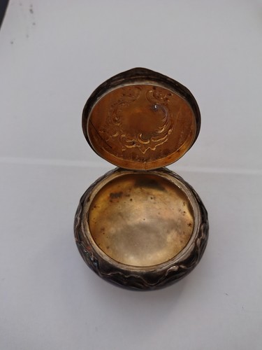 Hinged round box with gilt - hinged,