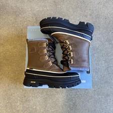 New women's 5.5 SOREL Caribou