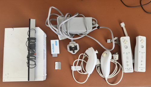 Nintendo wii console 2 - wii,