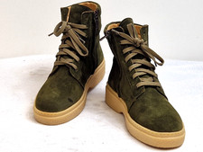 El Naturalista Green Suede