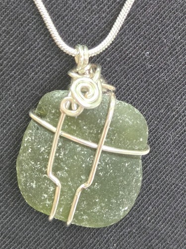 Green seaglass pendant - green,