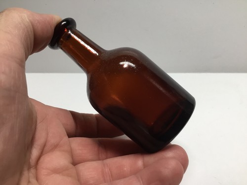 Small squatty antique - antique, amber