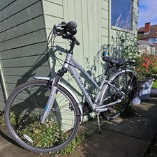 Ladies Carrera Crosspath 21 shimano Gear Hybrid Cycle, gel seat, mudguards, lock