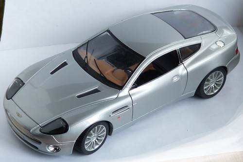 Burago aston martin vanquish - aston,