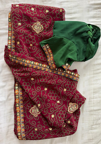 Women maroon sari bandhani - maroon,