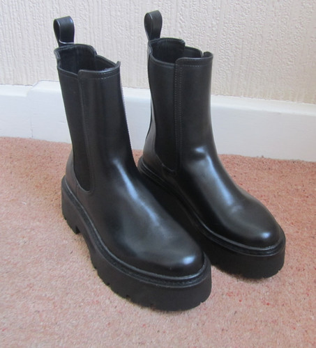 Chelsea boots new size - h,