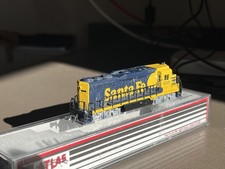 ATLAS N SCALE  SANTA FE GP-38 LOW NOSE LOCOMOTIVE #3235 