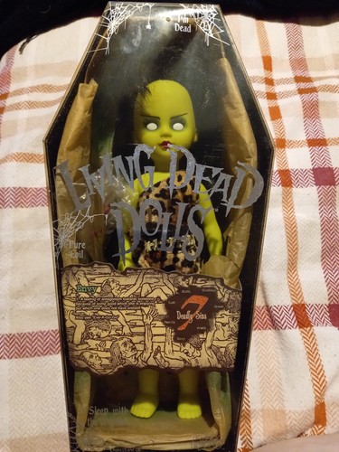 Living dead dolls - living,