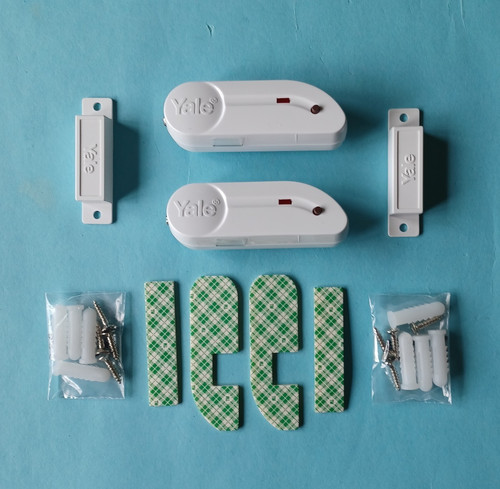 Yale door window - 2x, /