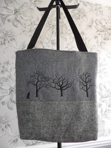 Large tree silhouette hare - large,