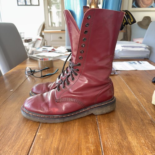 Martens airwair hole - 14,