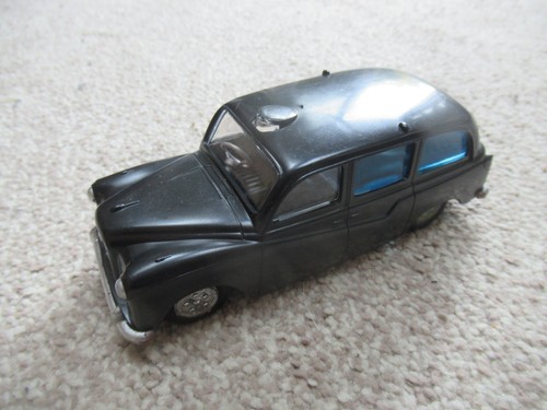 Black 1960s austin fx4 - 1:36,