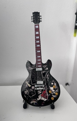 Oasis tribute miniature guitar - oasis,